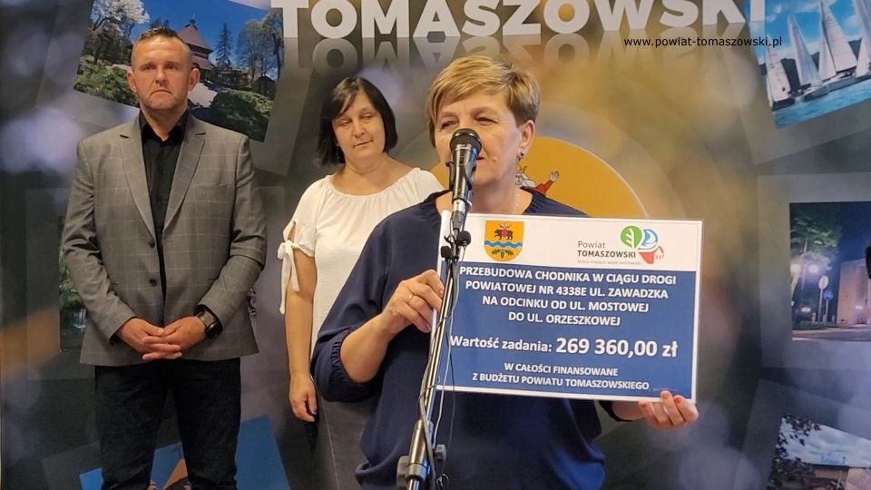 Na zdjęciu: uczestnicy konferencji prasowej, podczas której podpisana została umowa na realizację zadania pod nazwą „Przebudowa chodnika w ciągu drogi powiatowej nr 4338E ul. Zawadzka na odcinku od ul. Mostowej do ul. Orzeszkowej”, która odbyła się w środę, 3 sierpnia 2022 roku, w Sali konferencyjnej Starostwa Powiatowego w Tomaszowie Mazowieckim