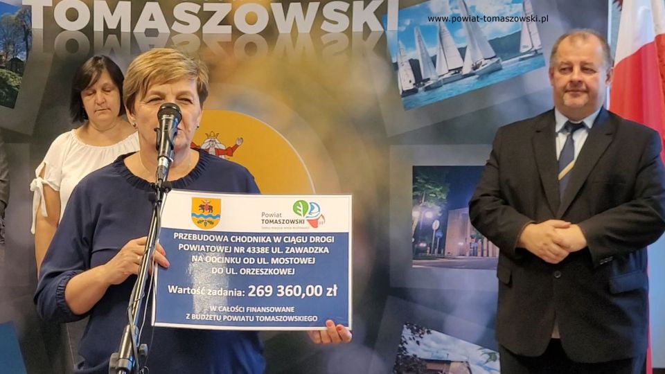 Na zdjęciu: uczestnicy konferencji prasowej, podczas której podpisana została umowa na realizację zadania pod nazwą „Przebudowa chodnika w ciągu drogi powiatowej nr 4338E ul. Zawadzka na odcinku od ul. Mostowej do ul. Orzeszkowej”, która odbyła się w środę, 3 sierpnia 2022 roku, w Sali konferencyjnej Starostwa Powiatowego w Tomaszowie Mazowieckim