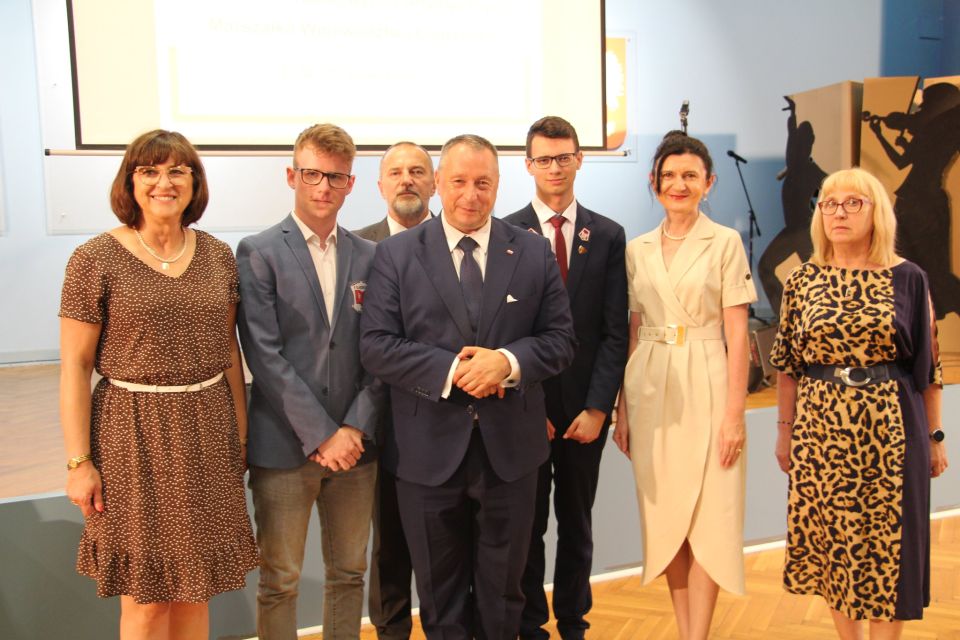 Na zdjęciu: uczestnicy uroczystości wręczenia stypendiów Marszałka Województwa Łódzkiego najlepszym uczniom i studentom, która odbyła się w Łodzi w poniedziałek, 27 czerwca 2022 roku, 