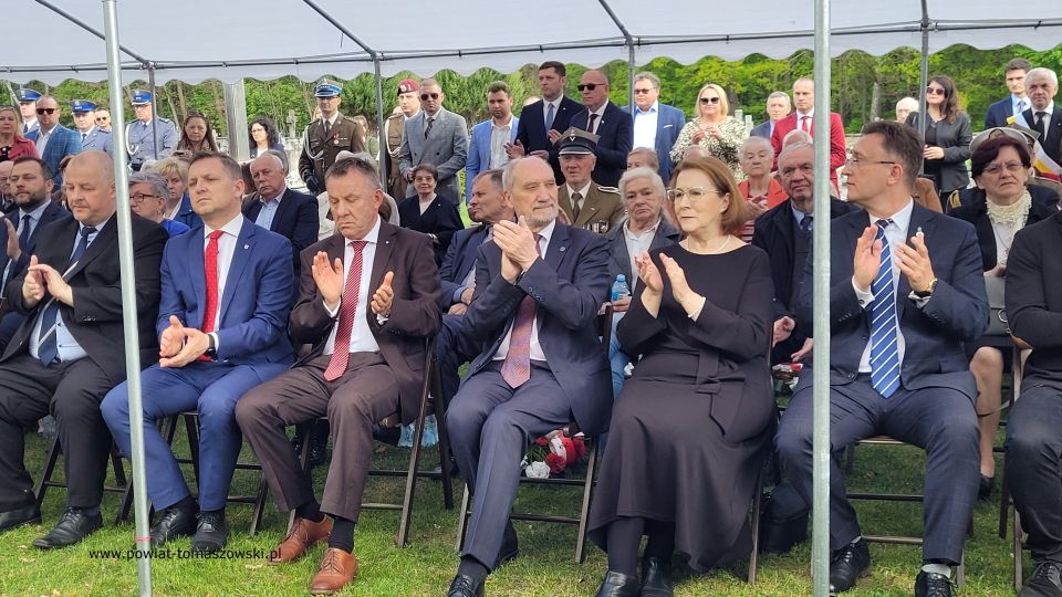 Na zdjęciu: uczestnicy uroczystości upamiętniającej żołnierzy Konspiracyjnego Wojska Polskiego zamordowanych 76 lat temu w Bąkowej Górze, która odbyła się w sobotę, 7 maja 2022 roku w Bąkowej Górze