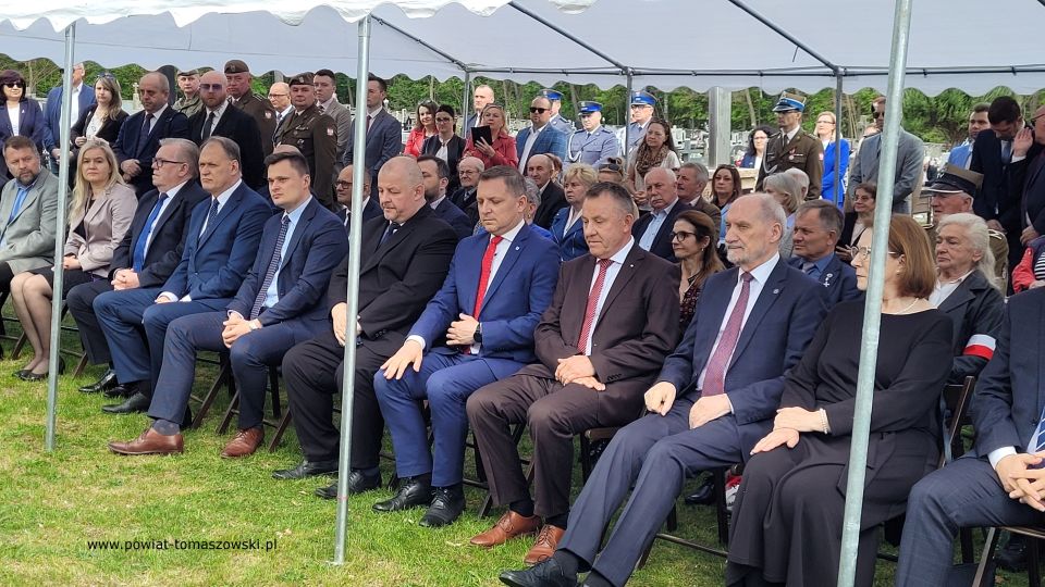 Na zdjęciu: uczestnicy uroczystości upamiętniającej żołnierzy Konspiracyjnego Wojska Polskiego zamordowanych 76 lat temu w Bąkowej Górze, która odbyła się w sobotę, 7 maja 2022 roku w Bąkowej Górze