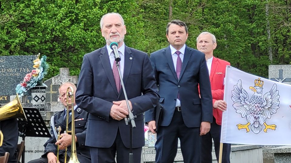 Na zdjęciu: uczestnicy uroczystości upamiętniającej żołnierzy Konspiracyjnego Wojska Polskiego zamordowanych 76 lat temu w Bąkowej Górze, która odbyła się w sobotę, 7 maja 2022 roku w Bąkowej Górze