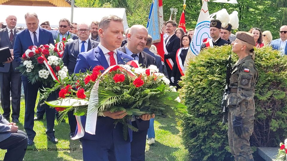 Na zdjęciu: uczestnicy uroczystości upamiętniającej żołnierzy Konspiracyjnego Wojska Polskiego zamordowanych 76 lat temu w Bąkowej Górze, która odbyła się w sobotę, 7 maja 2022 roku w Bąkowej Górze