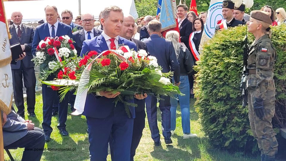Na zdjęciu: uczestnicy uroczystości upamiętniającej żołnierzy Konspiracyjnego Wojska Polskiego zamordowanych 76 lat temu w Bąkowej Górze, która odbyła się w sobotę, 7 maja 2022 roku w Bąkowej Górze