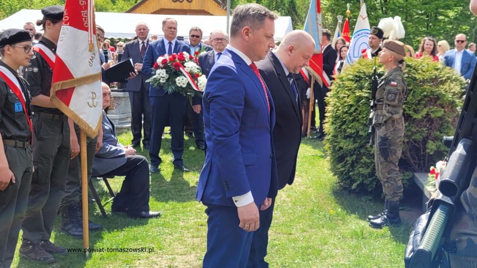 Na zdjęciu: uczestnicy uroczystości upamiętniającej żołnierzy Konspiracyjnego Wojska Polskiego zamordowanych 76 lat temu w Bąkowej Górze, która odbyła się w sobotę, 7 maja 2022 roku w Bąkowej Górze