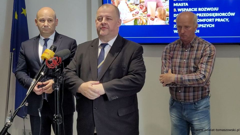 Na zdjęciu: uczestnicy briefingu prasowego dotyczącego Targowiska miejskiego w Tomaszowie Mazowieckim, który odbył się w poniedziałek, 23 maja 2022 roku Na zdjęciu: uczestnicy briefingu prasowego dotyczącego Targowiska miejskiego w Tomaszowie Mazowieckim, który odbył się w poniedziałek, 23 maja 2022 roku