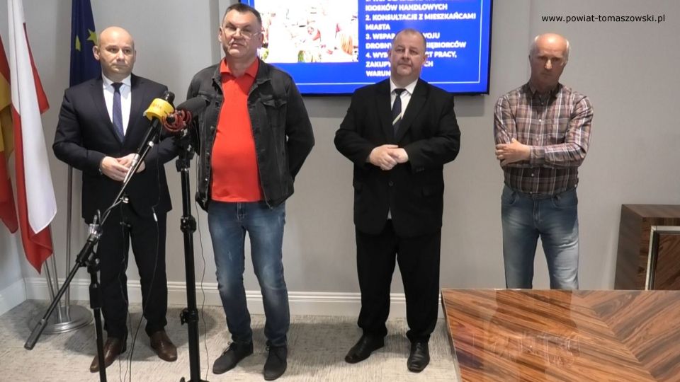 Na zdjęciu: uczestnicy briefingu prasowego dotyczącego Targowiska miejskiego w Tomaszowie Mazowieckim, który odbył się w poniedziałek, 23 maja 2022 roku Na zdjęciu: uczestnicy briefingu prasowego dotyczącego Targowiska miejskiego w Tomaszowie Mazowieckim, który odbył się w poniedziałek, 23 maja 2022 roku
