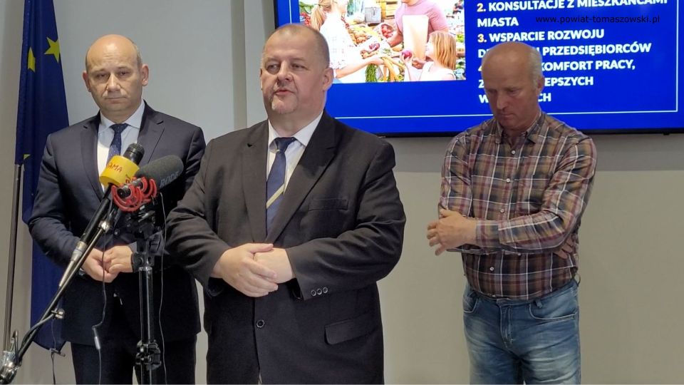 Na zdjęciu: uczestnicy briefingu prasowego dotyczącego Targowiska miejskiego w Tomaszowie Mazowieckim, który odbył się w poniedziałek, 23 maja 2022 roku Na zdjęciu: uczestnicy briefingu prasowego dotyczącego Targowiska miejskiego w Tomaszowie Mazowieckim, który odbył się w poniedziałek, 23 maja 2022 roku