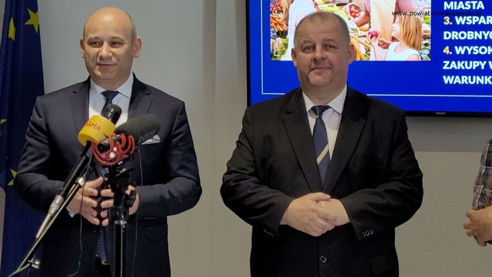 Na zdjęciu: uczestnicy briefingu prasowego dotyczącego Targowiska miejskiego w Tomaszowie Mazowieckim, który odbył się w poniedziałek, 23 maja 2022 roku Na zdjęciu: uczestnicy briefingu prasowego dotyczącego Targowiska miejskiego w Tomaszowie Mazowieckim, który odbył się w poniedziałek, 23 maja 2022 roku