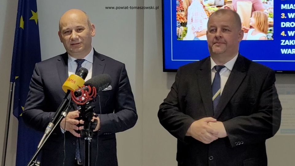 Na zdjęciu: uczestnicy briefingu prasowego dotyczącego Targowiska miejskiego w Tomaszowie Mazowieckim, który odbył się w poniedziałek, 23 maja 2022 roku Na zdjęciu: uczestnicy briefingu prasowego dotyczącego Targowiska miejskiego w Tomaszowie Mazowieckim, który odbył się w poniedziałek, 23 maja 2022 roku