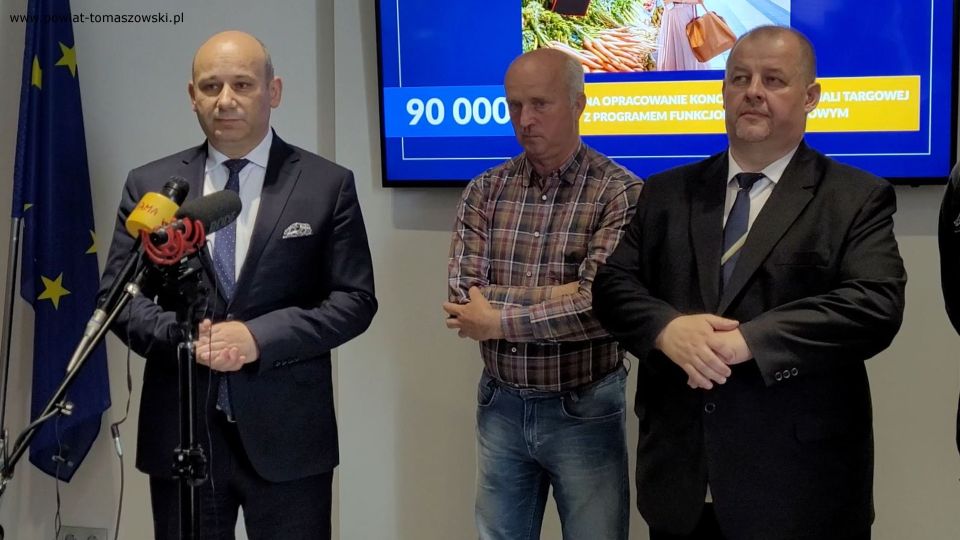 Na zdjęciu: uczestnicy briefingu prasowego dotyczącego Targowiska miejskiego w Tomaszowie Mazowieckim, który odbył się w poniedziałek, 23 maja 2022 roku Na zdjęciu: uczestnicy briefingu prasowego dotyczącego Targowiska miejskiego w Tomaszowie Mazowieckim, który odbył się w poniedziałek, 23 maja 2022 roku