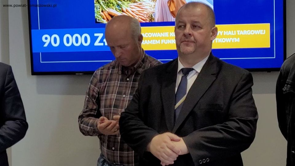 Na zdjęciu: uczestnicy briefingu prasowego dotyczącego Targowiska miejskiego w Tomaszowie Mazowieckim, który odbył się w poniedziałek, 23 maja 2022 roku Na zdjęciu: uczestnicy briefingu prasowego dotyczącego Targowiska miejskiego w Tomaszowie Mazowieckim, który odbył się w poniedziałek, 23 maja 2022 roku