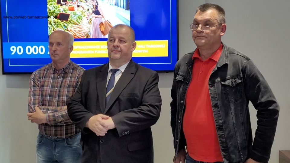 Na zdjęciu: uczestnicy briefingu prasowego dotyczącego Targowiska miejskiego w Tomaszowie Mazowieckim, który odbył się w poniedziałek, 23 maja 2022 roku Na zdjęciu: uczestnicy briefingu prasowego dotyczącego Targowiska miejskiego w Tomaszowie Mazowieckim, który odbył się w poniedziałek, 23 maja 2022 roku