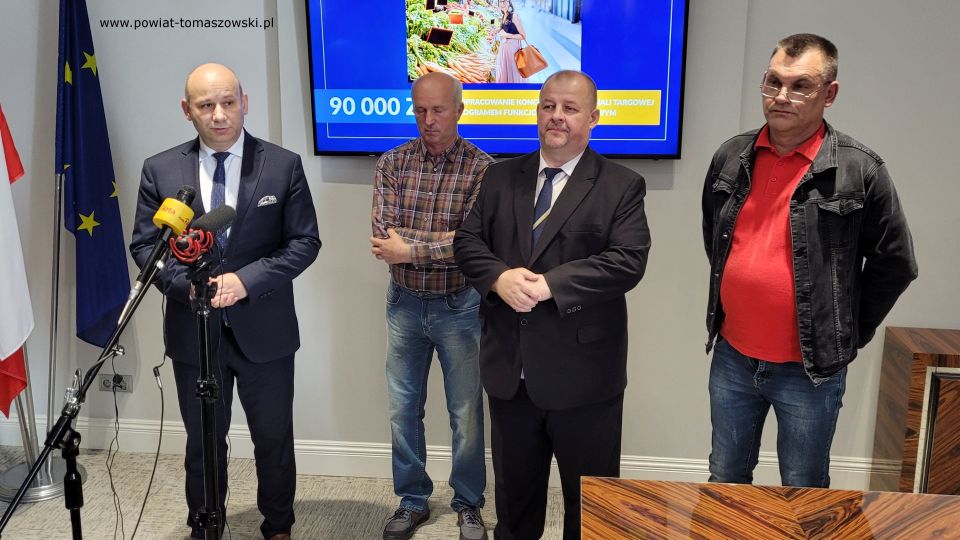 Na zdjęciu: uczestnicy briefingu prasowego dotyczącego Targowiska miejskiego w Tomaszowie Mazowieckim, który odbył się w poniedziałek, 23 maja 2022 roku Na zdjęciu: uczestnicy briefingu prasowego dotyczącego Targowiska miejskiego w Tomaszowie Mazowieckim, który odbył się w poniedziałek, 23 maja 2022 roku