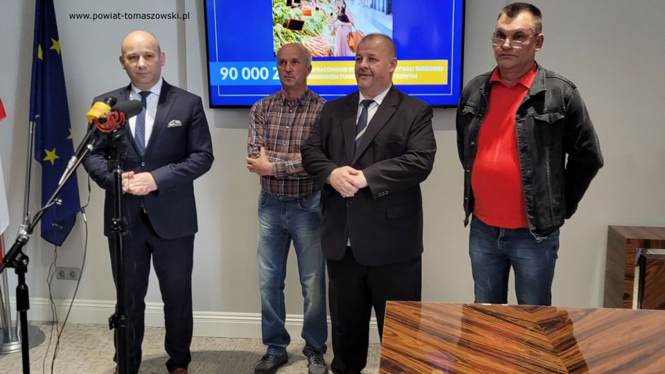 Na zdjęciu: uczestnicy briefingu prasowego dotyczącego Targowiska miejskiego w Tomaszowie Mazowieckim, który odbył się w poniedziałek, 23 maja 2022 roku Na zdjęciu: uczestnicy briefingu prasowego dotyczącego Targowiska miejskiego w Tomaszowie Mazowieckim, który odbył się w poniedziałek, 23 maja 2022 roku