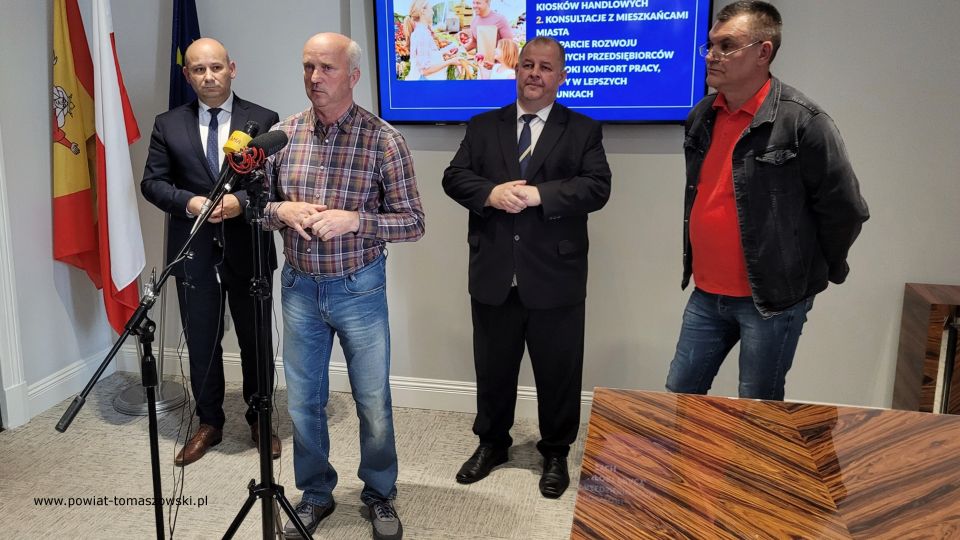 Na zdjęciu: uczestnicy briefingu prasowego dotyczącego Targowiska miejskiego w Tomaszowie Mazowieckim, który odbył się w poniedziałek, 23 maja 2022 roku Na zdjęciu: uczestnicy briefingu prasowego dotyczącego Targowiska miejskiego w Tomaszowie Mazowieckim, który odbył się w poniedziałek, 23 maja 2022 roku