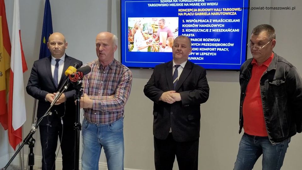 Na zdjęciu: uczestnicy briefingu prasowego dotyczącego Targowiska miejskiego w Tomaszowie Mazowieckim, który odbył się w poniedziałek, 23 maja 2022 roku Na zdjęciu: uczestnicy briefingu prasowego dotyczącego Targowiska miejskiego w Tomaszowie Mazowieckim, który odbył się w poniedziałek, 23 maja 2022 roku