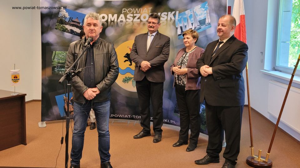 Na zdjęciu: uczestnicy konferencji, podczas której podpisana została umowa na realizację zadania Modernizacja drogi powiatowej 4302E w miejscowości Chociw w gminie Czerniewice, która odbyła się w sali konferencyjnej w Starostwie Powiatowym w Tomaszowie Mazowieckim, w czwartek, 5 maja 2022 roku