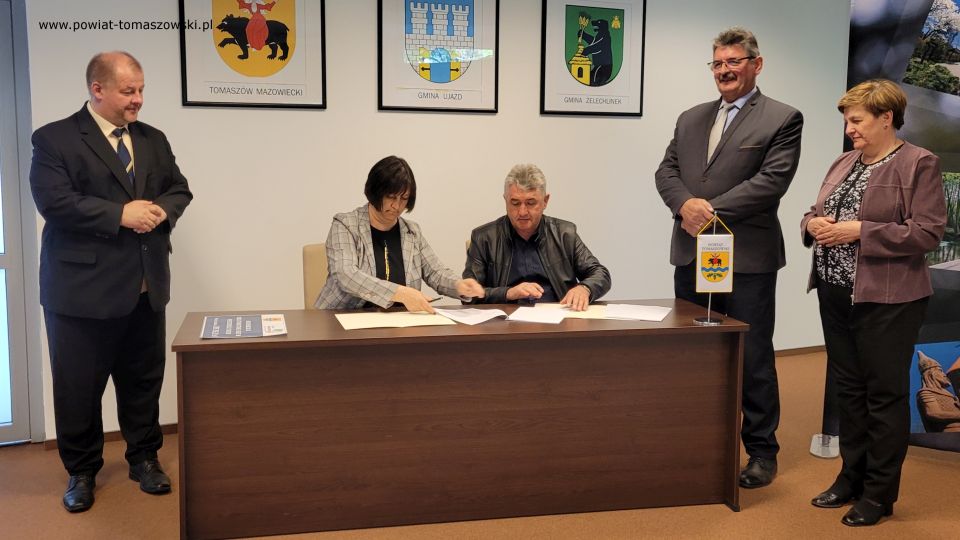 Na zdjęciu: uczestnicy konferencji, podczas której podpisana została umowa na realizację zadania Modernizacja drogi powiatowej 4302E w miejscowości Chociw w gminie Czerniewice, która odbyła się w sali konferencyjnej w Starostwie Powiatowym w Tomaszowie Mazowieckim, w czwartek, 5 maja 2022 roku