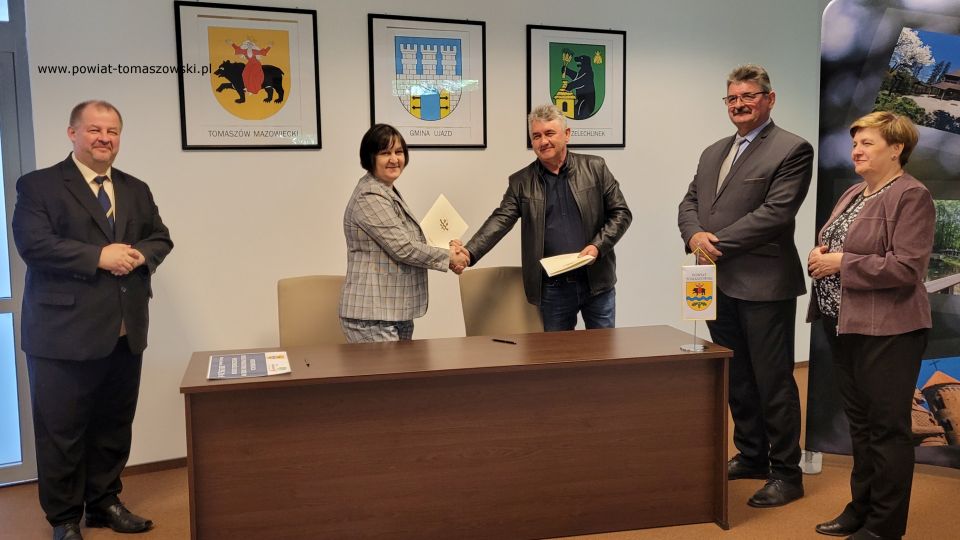 Na zdjęciu: uczestnicy konferencji, podczas której podpisana została umowa na realizację zadania Modernizacja drogi powiatowej 4302E w miejscowości Chociw w gminie Czerniewice, która odbyła się w sali konferencyjnej w Starostwie Powiatowym w Tomaszowie Mazowieckim, w czwartek, 5 maja 2022 roku