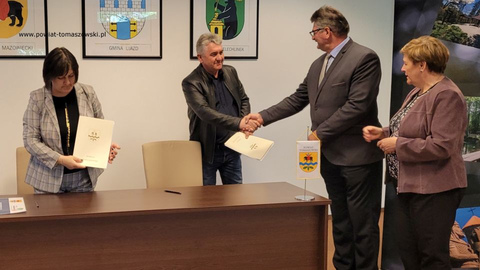 Na zdjęciu: uczestnicy konferencji, podczas której podpisana została umowa na realizację zadania Modernizacja drogi powiatowej 4302E w miejscowości Chociw w gminie Czerniewice, która odbyła się w sali konferencyjnej w Starostwie Powiatowym w Tomaszowie Mazowieckim, w czwartek, 5 maja 2022 roku