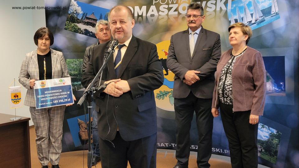 Na zdjęciu: uczestnicy konferencji, podczas której podpisana została umowa na realizację zadania Modernizacja drogi powiatowej 4302E w miejscowości Chociw w gminie Czerniewice, która odbyła się w sali konferencyjnej w Starostwie Powiatowym w Tomaszowie Mazowieckim, w czwartek, 5 maja 2022 roku