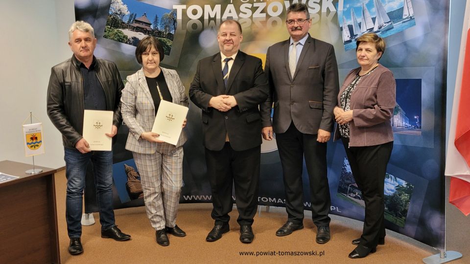 Na zdjęciu: uczestnicy konferencji, podczas której podpisana została umowa na realizację zadania Modernizacja drogi powiatowej 4302E w miejscowości Chociw w gminie Czerniewice, która odbyła się w sali konferencyjnej w Starostwie Powiatowym w Tomaszowie Mazowieckim, w czwartek, 5 maja 2022 roku