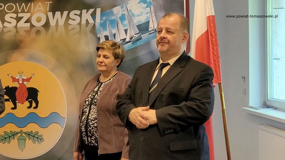 Na zdjęciu: uczestnicy konferencji, podczas której podpisana została umowa na realizację zadania Modernizacja drogi powiatowej 4302E w miejscowości Chociw w gminie Czerniewice, która odbyła się w sali konferencyjnej w Starostwie Powiatowym w Tomaszowie Mazowieckim, w czwartek, 5 maja 2022 roku
