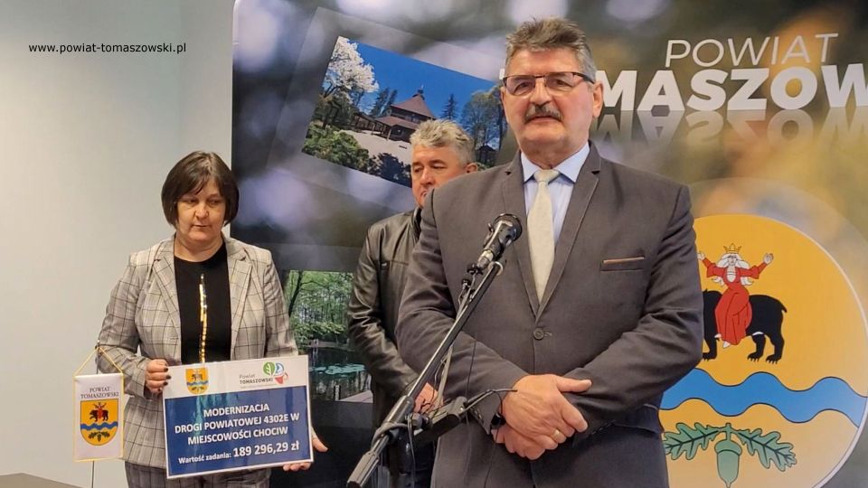 Na zdjęciu: uczestnicy konferencji, podczas której podpisana została umowa na realizację zadania Modernizacja drogi powiatowej 4302E w miejscowości Chociw w gminie Czerniewice, która odbyła się w sali konferencyjnej w Starostwie Powiatowym w Tomaszowie Mazowieckim, w czwartek, 5 maja 2022 roku