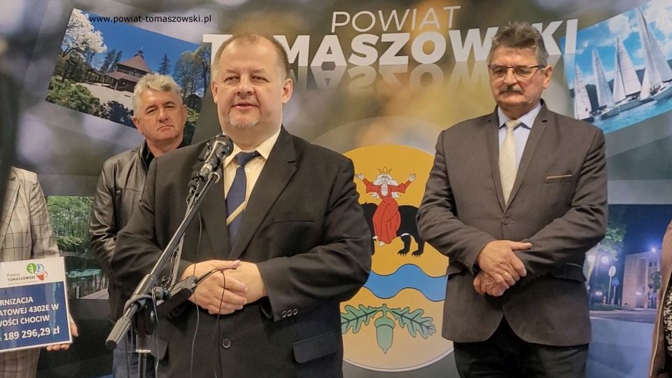 Na zdjęciu: uczestnicy konferencji, podczas której podpisana została umowa na realizację zadania Modernizacja drogi powiatowej 4302E w miejscowości Chociw w gminie Czerniewice, która odbyła się w sali konferencyjnej w Starostwie Powiatowym w Tomaszowie Mazowieckim, w czwartek, 5 maja 2022 roku