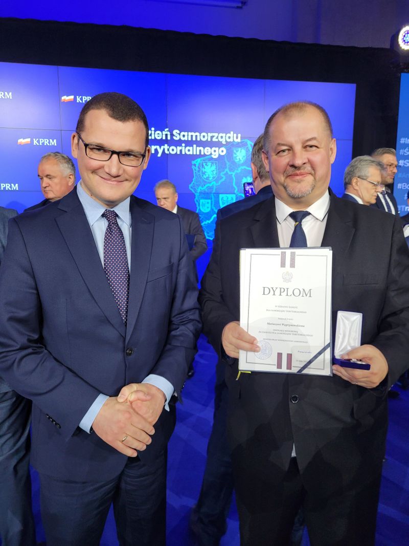 Zdjęcie z uroczystości z okazji Dnia Samorządu Terytorialnego, która odbyła się 30 maja 2022 roku w Kancelarii Prezesa Rady Ministrów Zdjęcie z uroczystości z okazji Dnia Samorządu Terytorialnego, która odbyła się 30 maja 2022 roku w Kancelarii Prezesa Rady Ministrów
