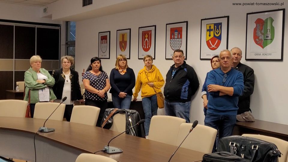 Na zdjęciu: uczestnicy konferencji, podczas której wręczone zostały upominki dla dzieci przebywających w placówkach pieczy zastępczej z okazji Dnia Dziecka, która odbyła się w środę, 1 czerwca 2022