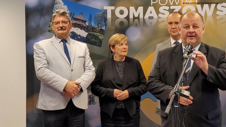 Na zdjęciu: uczestnicy konferencji, podczas której wręczone zostały upominki dla dzieci przebywających w placówkach pieczy zastępczej z okazji Dnia Dziecka, która odbyła się w środę, 1 czerwca 2022