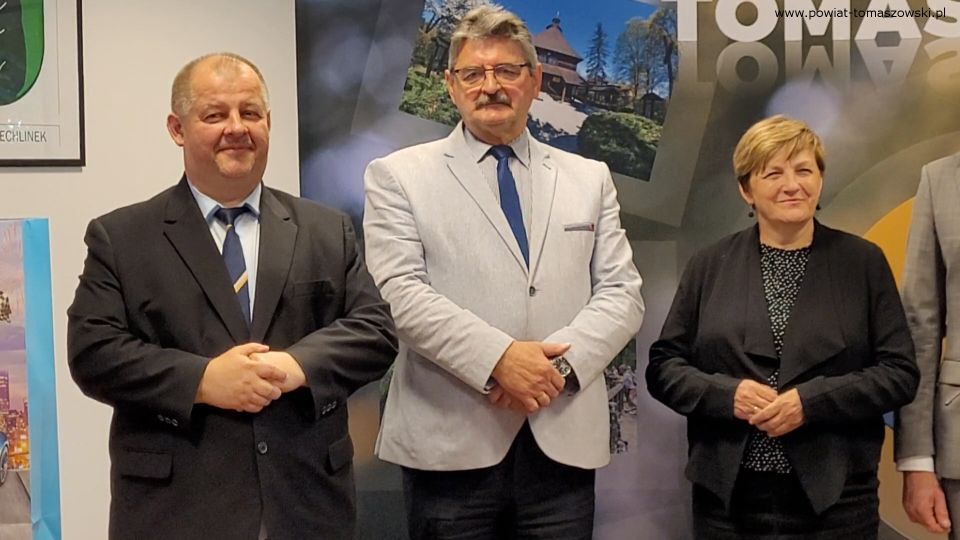 Na zdjęciu: uczestnicy konferencji, podczas której wręczone zostały upominki dla dzieci przebywających w placówkach pieczy zastępczej z okazji Dnia Dziecka, która odbyła się w środę, 1 czerwca 2022