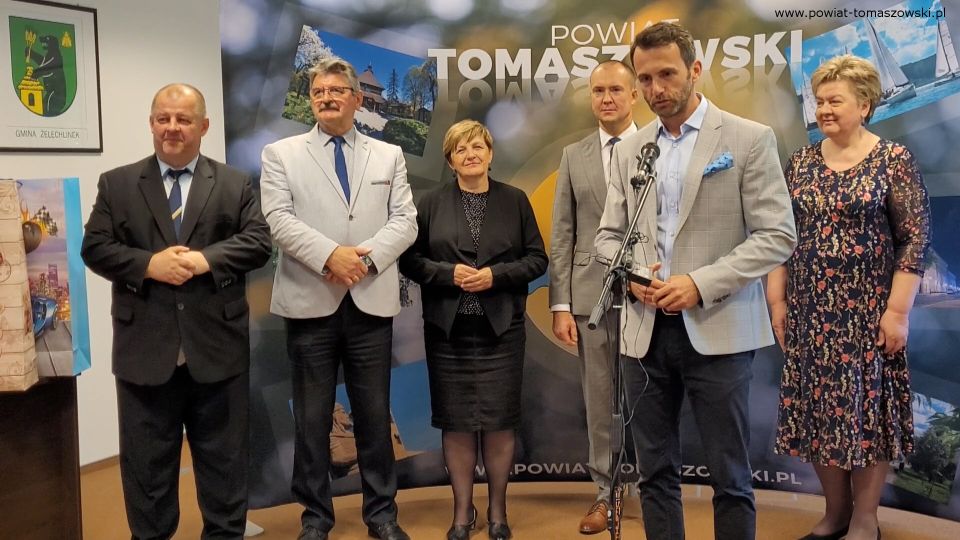 Na zdjęciu: uczestnicy konferencji, podczas której wręczone zostały upominki dla dzieci przebywających w placówkach pieczy zastępczej z okazji Dnia Dziecka, która odbyła się w środę, 1 czerwca 2022