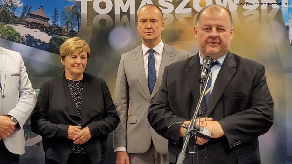 Na zdjęciu: uczestnicy konferencji, podczas której wręczone zostały upominki dla dzieci przebywających w placówkach pieczy zastępczej z okazji Dnia Dziecka, która odbyła się w środę, 1 czerwca 2022