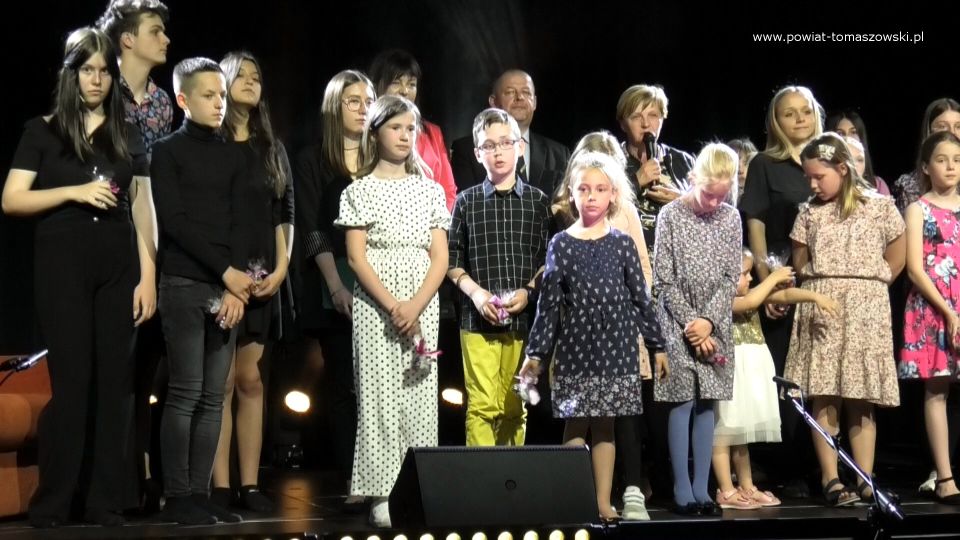 Na zdjęciu: uczestnicy Dnia Matki w Powiatowym Centrum Animacji Społecznej w Tomaszowie Mazowieckim, który odbył się w środę, 18 maja 2022 roku