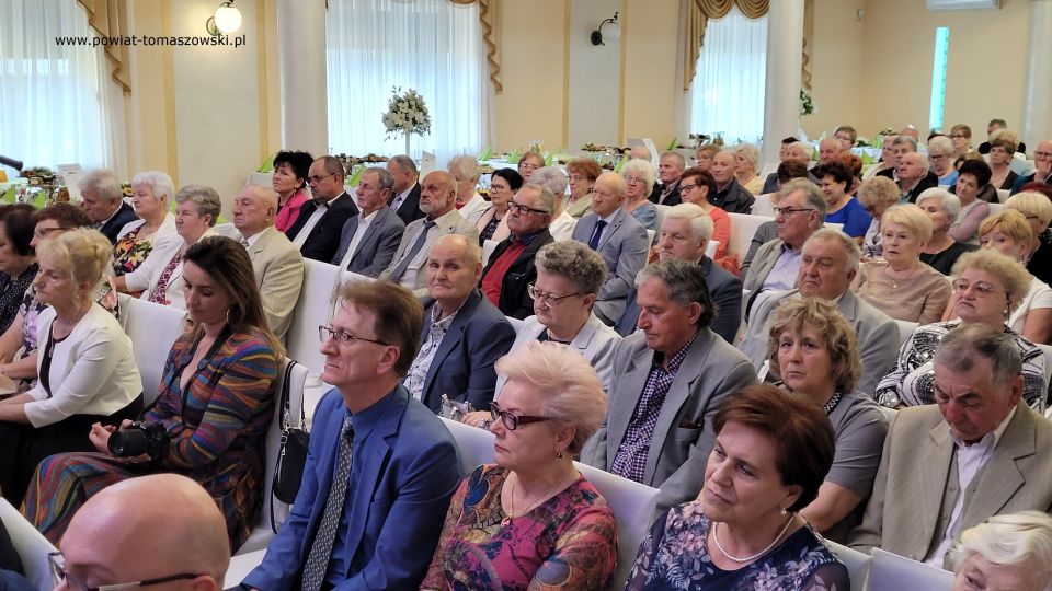 Na zdjęciu: uczestnicy uroczystości poświęconej 10 rocznicy utworzenia Powiatowego Stowarzyszenia Emerytów, Rencistów i Inwalidów, która odbyła się we wtorek, 24 maja 2022 roku, w Restauracji Janosik