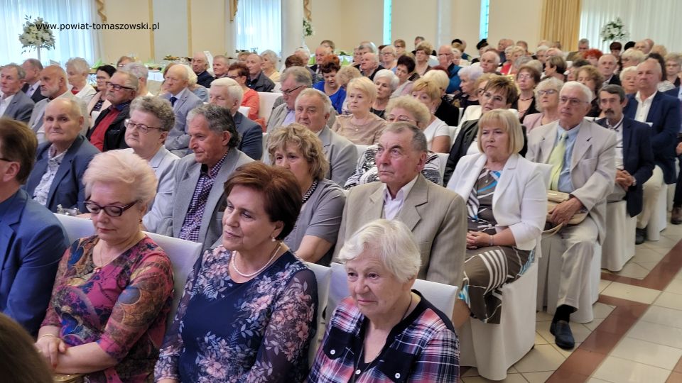 Na zdjęciu: uczestnicy uroczystości poświęconej 10 rocznicy utworzenia Powiatowego Stowarzyszenia Emerytów, Rencistów i Inwalidów, która odbyła się we wtorek, 24 maja 2022 roku, w Restauracji Janosik