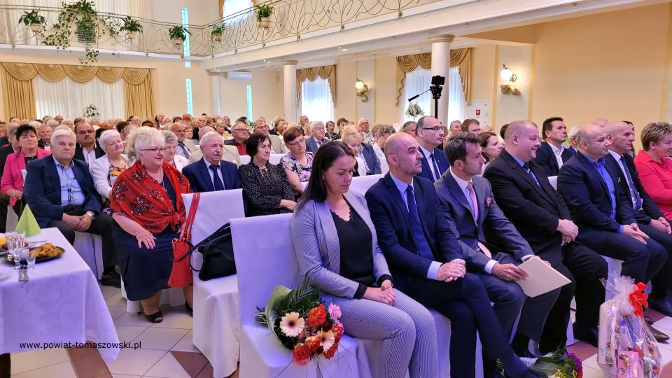 Na zdjęciu: uczestnicy uroczystości poświęconej 10 rocznicy utworzenia Powiatowego Stowarzyszenia Emerytów, Rencistów i Inwalidów, która odbyła się we wtorek, 24 maja 2022 roku, w Restauracji Janosik