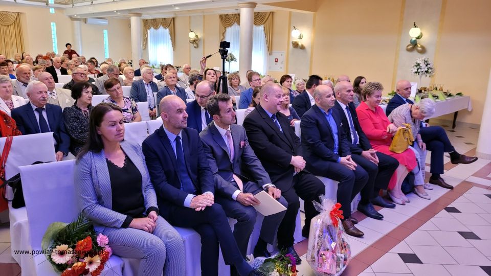 Na zdjęciu: uczestnicy uroczystości poświęconej 10 rocznicy utworzenia Powiatowego Stowarzyszenia Emerytów, Rencistów i Inwalidów, która odbyła się we wtorek, 24 maja 2022 roku, w Restauracji Janosik