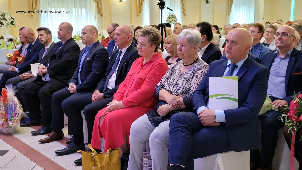 Na zdjęciu: uczestnicy uroczystości poświęconej 10 rocznicy utworzenia Powiatowego Stowarzyszenia Emerytów, Rencistów i Inwalidów, która odbyła się we wtorek, 24 maja 2022 roku, w Restauracji Janosik