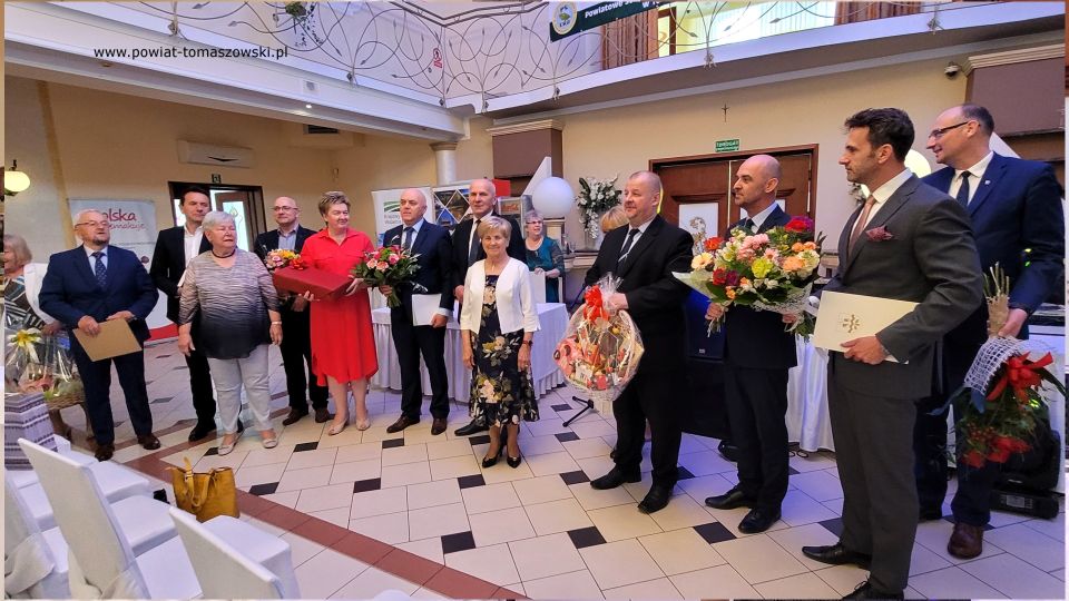Na zdjęciu: uczestnicy uroczystości poświęconej 10 rocznicy utworzenia Powiatowego Stowarzyszenia Emerytów, Rencistów i Inwalidów, która odbyła się we wtorek, 24 maja 2022 roku, w Restauracji Janosik