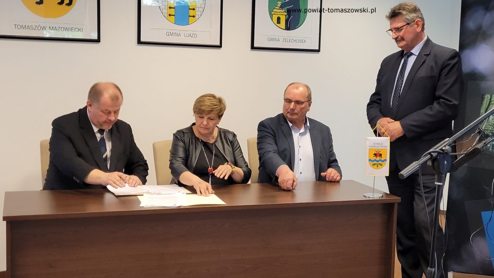 Na zdjęciu: uczestnicy konferencji podczas której podpisana została umowa na budowę hali sportowej przy II LO w Tomaszowie Mazowieckim, która odbyła się w sali konferencyjnej w Starostwie Powiatowym w Tomaszowie Mazowieckim, w środę, 4 maja 2022 roku