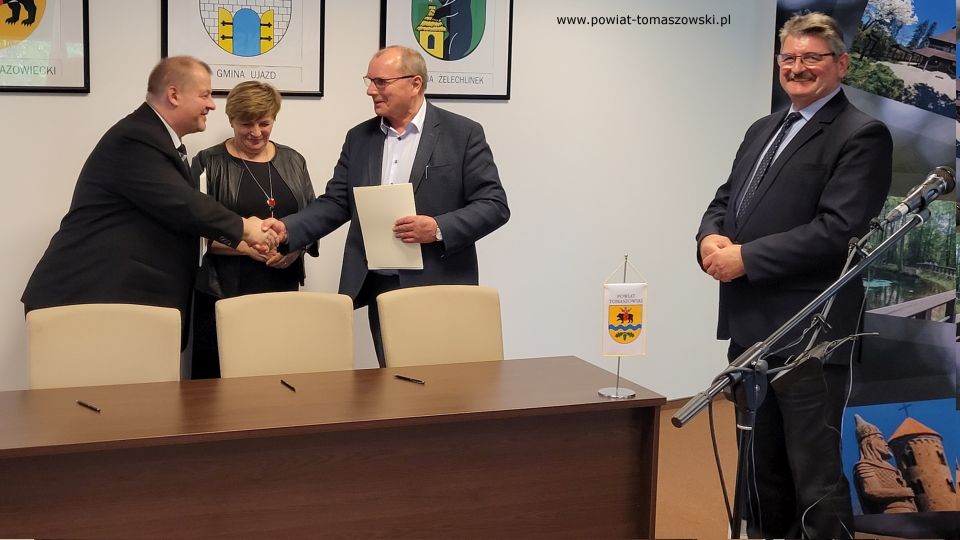 Na zdjęciu: uczestnicy konferencji podczas której podpisana została umowa na budowę hali sportowej przy II LO w Tomaszowie Mazowieckim, która odbyła się w sali konferencyjnej w Starostwie Powiatowym w Tomaszowie Mazowieckim, w środę, 4 maja 2022 roku