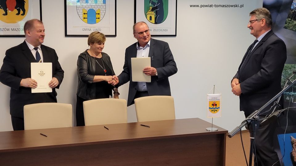 Na zdjęciu: uczestnicy konferencji podczas której podpisana została umowa na budowę hali sportowej przy II LO w Tomaszowie Mazowieckim, która odbyła się w sali konferencyjnej w Starostwie Powiatowym w Tomaszowie Mazowieckim, w środę, 4 maja 2022 roku