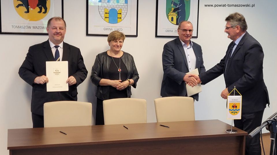Na zdjęciu: uczestnicy konferencji podczas której podpisana została umowa na budowę hali sportowej przy II LO w Tomaszowie Mazowieckim, która odbyła się w sali konferencyjnej w Starostwie Powiatowym w Tomaszowie Mazowieckim, w środę, 4 maja 2022 roku