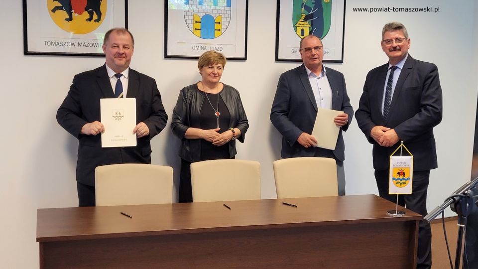 Na zdjęciu: uczestnicy konferencji podczas której podpisana została umowa na budowę hali sportowej przy II LO w Tomaszowie Mazowieckim, która odbyła się w sali konferencyjnej w Starostwie Powiatowym w Tomaszowie Mazowieckim, w środę, 4 maja 2022 roku