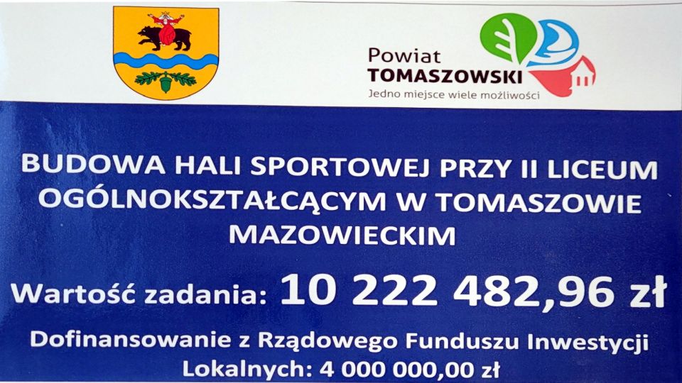 Na zdjęciu: baner informujący o budowie hali sportowej przy II Liceum ogólnokształcącym w Tomaszowie Mazowieckim