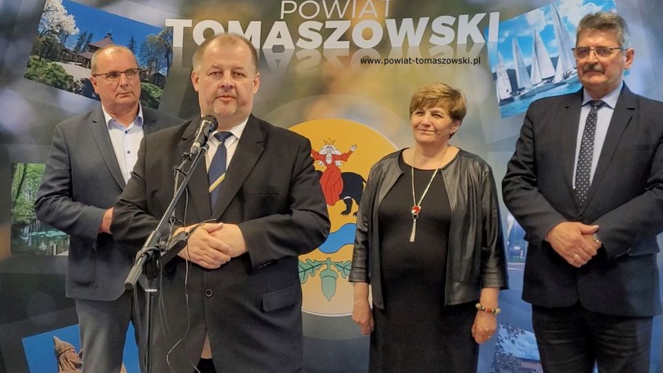 Na zdjęciu: uczestnicy konferencji podczas której podpisana została umowa na budowę hali sportowej przy II LO w Tomaszowie Mazowieckim, która odbyła się w sali konferencyjnej w Starostwie Powiatowym w Tomaszowie Mazowieckim, w środę, 4 maja 2022 roku